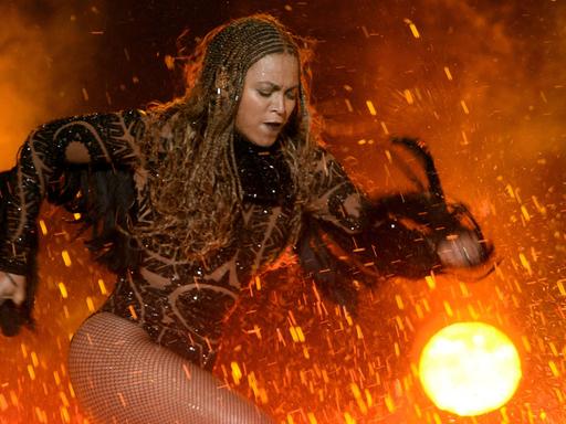 Beyoncé performt auf der Bühne bei den BET Awards im Microsoft Theater in Los Angeles im Juni 2016.