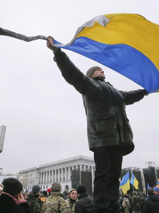 Mann mit ukrainischer Flagge auf dem Maidan in Kiew