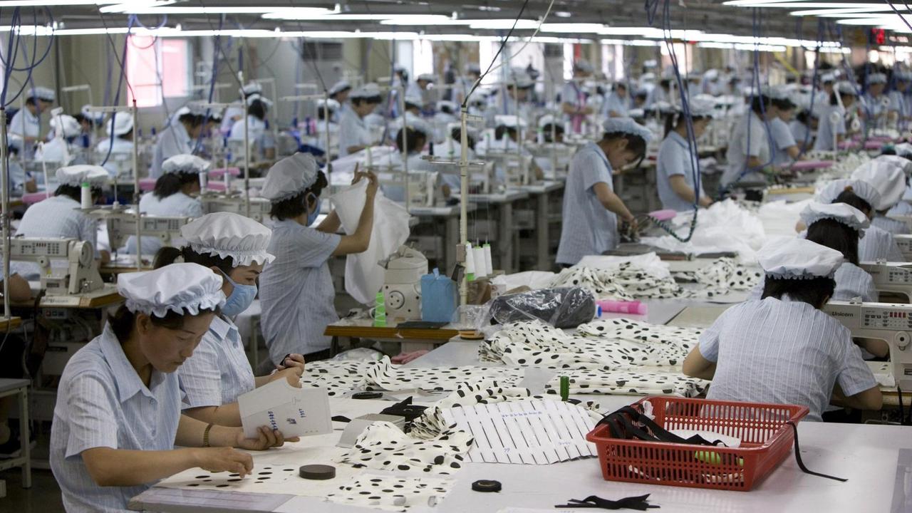 Nordkoreanische Arbeiter in einer südkoreanischen Textilfabrik Nordkoreanische Arbeiter in einer südkoreanischen Textilfabrik