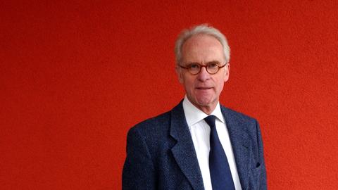 Der ehemalige Kultursenator Volker Hassemer (CDU) vor rotem Hintergrund auf einer Aufnahme von 2004.
