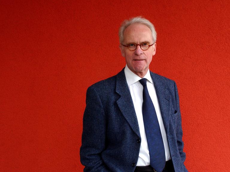 Der ehemalige Kultursenator Volker Hassemer (CDU) vor rotem Hintergrund auf einer Aufnahme von 2004.