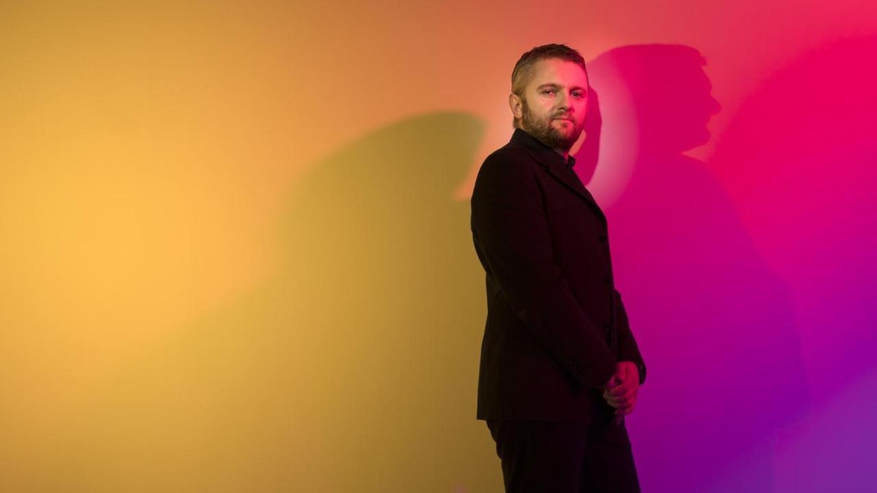 Der Dirigent Kirill Karabits lehnt an einer Wand Der Dirigent Kirill Karabits lehnt an einer Wand