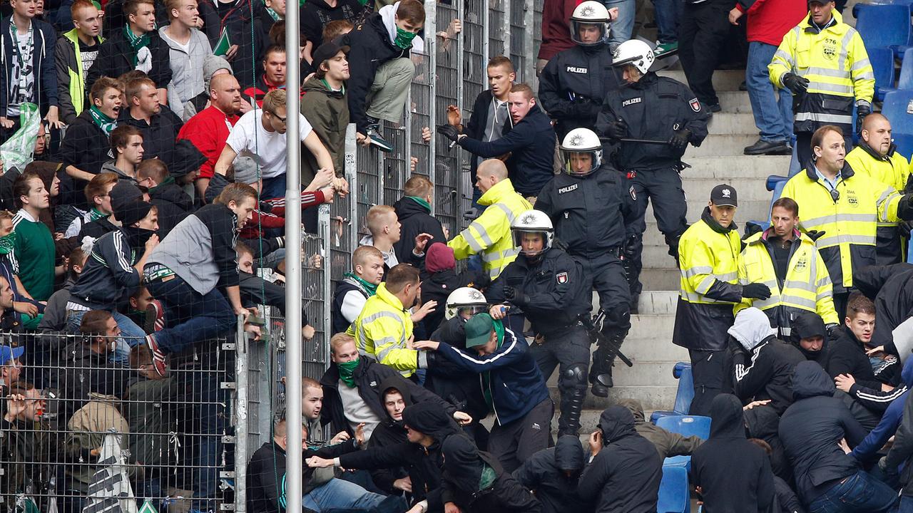 Polizeieinsatz beim "Risikospiel" Hamburger SV gegen Werder Bremen am 21. September 2013 Polizeieinsatz beim "Risikospiel" Hamburger SV gegen Werder Bremen am 21. September 2013