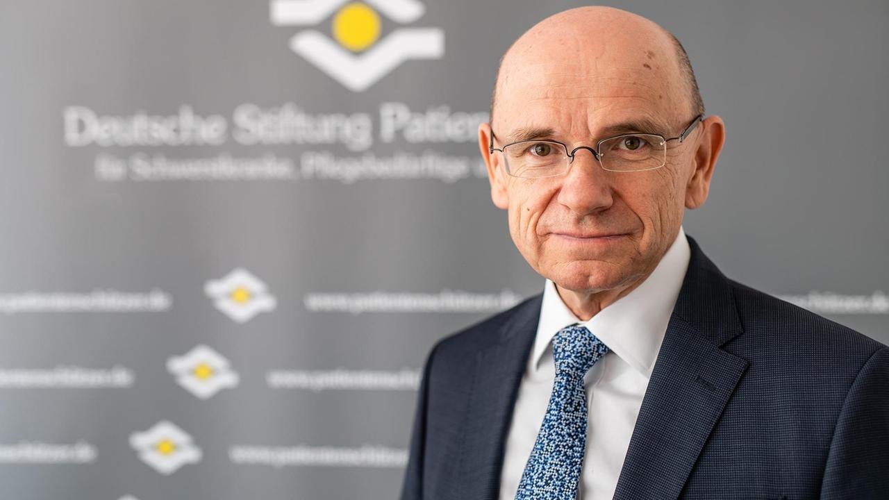 Vorstand Eugen Brysch vor dem Logo der Deutschen Stiftung Patientenschutz Vorstand Eugen Brysch vor dem Logo der Deutschen Stiftung Patientenschutz