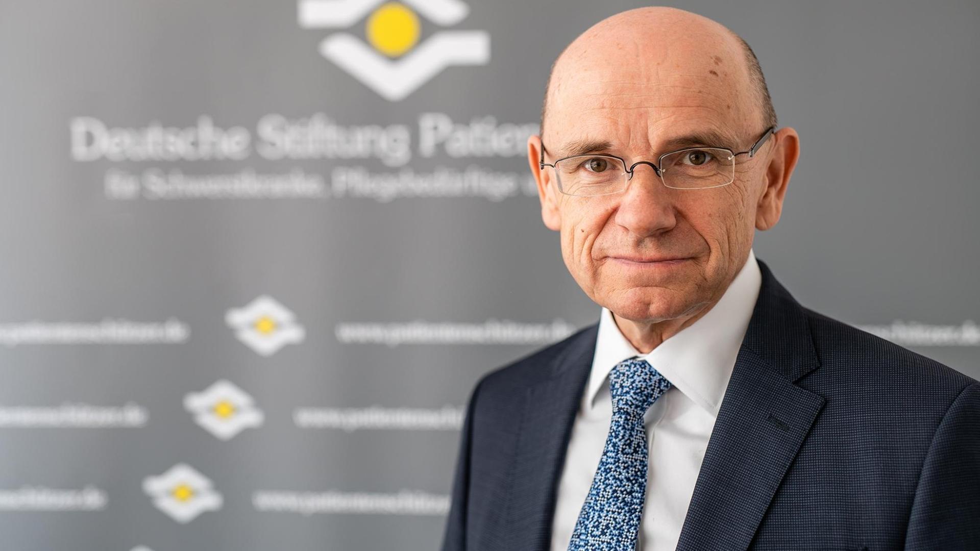 Vorstand Eugen Brysch vor dem Logo der Deutschen Stiftung Patientenschutz Vorstand Eugen Brysch vor dem Logo der Deutschen Stiftung Patientenschutz