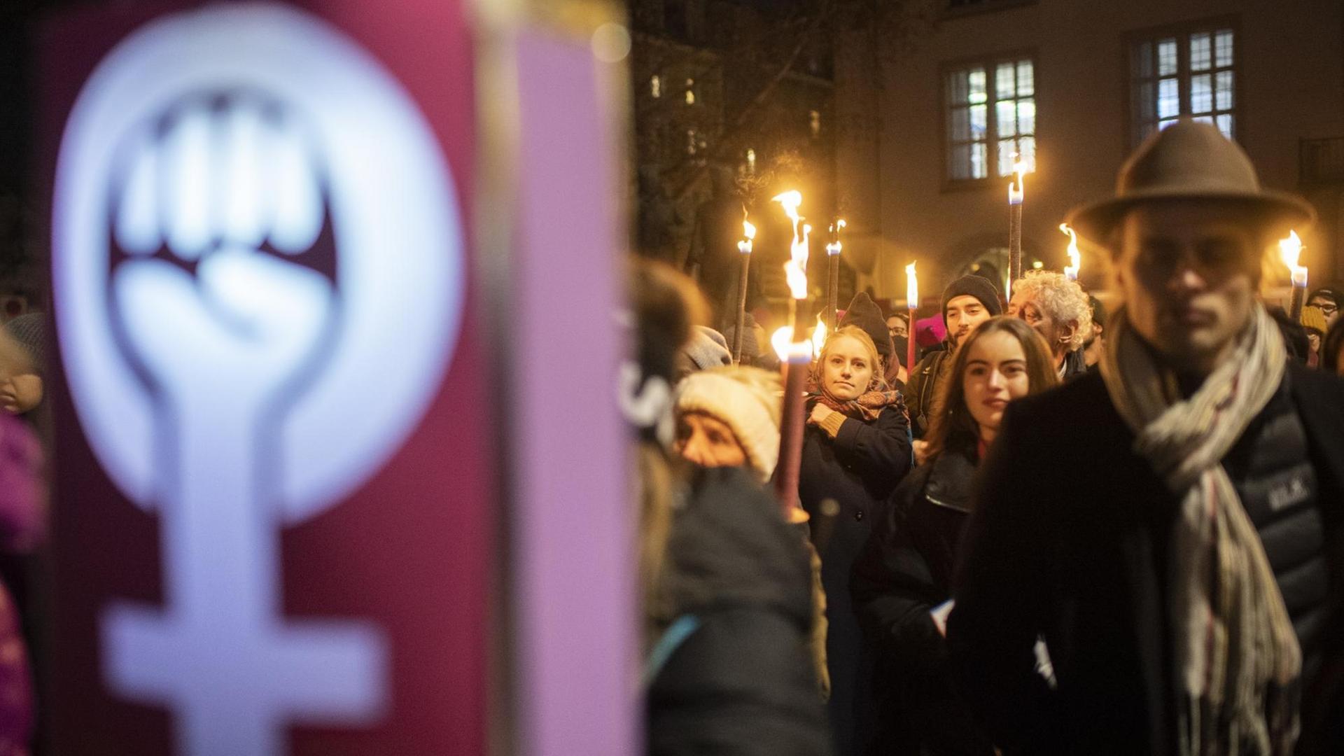 Frauen und Maenner demonstrieren für Frauenrechte, Gleichberechtigung und gegen Diskriminierung am "Women's March" in der Stadt Zürich. Frauen und Maenner demonstrieren für Frauenrechte, Gleichberechtigung und gegen Diskriminierung am "Women's March" in der Stadt Zürich.