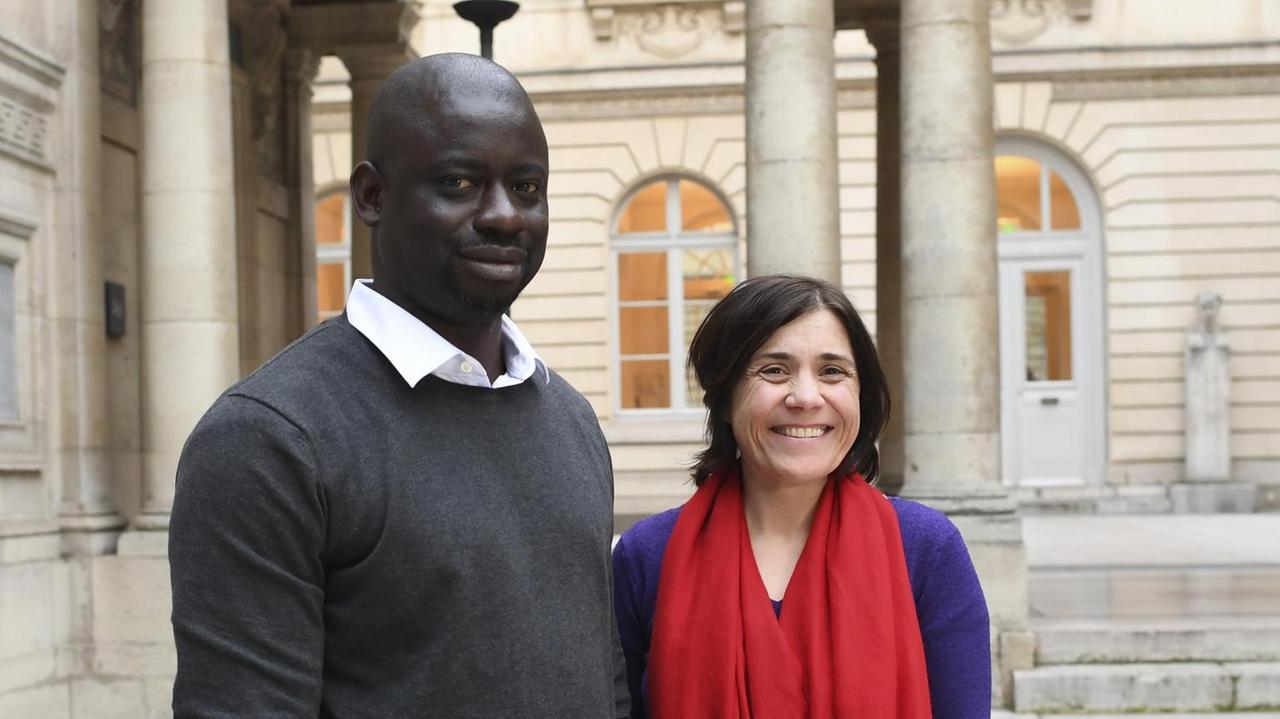 Französische Kunsthistorikerin Benedicte Savoy (R) und senegalesischer Ökonom Felwine Sarr (L) am 21.03.2018 in Paris. - Die zwei Akademiker wurden von Emmanuel Macron beauftragt einen Leitfaden für Frankreich zum Umgang mit kolonialen Objekten herauszugeben Französische Kunsthistorikerin Benedicte Savoy (R) und senegalesischer Ökonom Felwine Sarr (L) am 21.03.2018 in Paris. - Die zwei Akademiker wurden von Emmanuel Macron beauftragt einen Leitfaden für Frankreich zum Umgang mit kolonialen Objekten herauszugeben