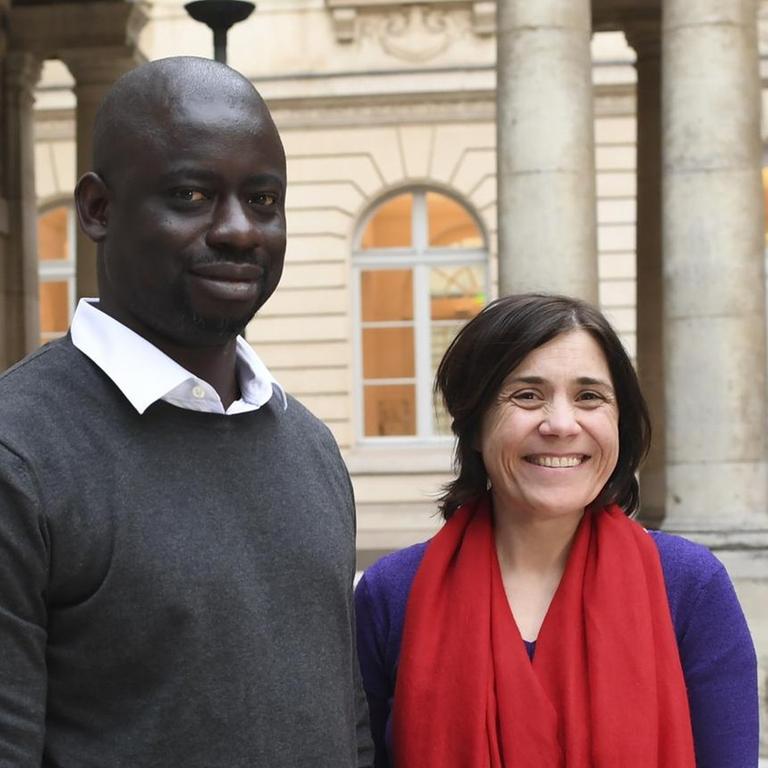 Französische Kunsthistorikerin Benedicte Savoy (R) und senegalesischer Ökonom Felwine Sarr (L) am 21.03.2018 in Paris. - Die zwei Akademiker wurden von Emmanuel Macron beauftragt einen Leitfaden für Frankreich zum Umgang mit kolonialen Objekten herauszugeben