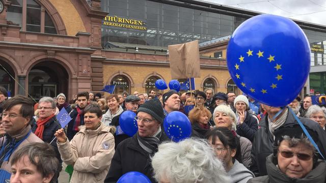 Anhänger der Pulse of Europe"-Bewegung demonstrieren vor dem Erfurter Hauptbahnhof