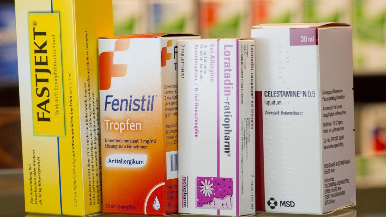 Medikamente zur Behandlung von Allergien liegen auf einem Tisch: Fastjekt, Fenistil, Loratadin und Celstamine
