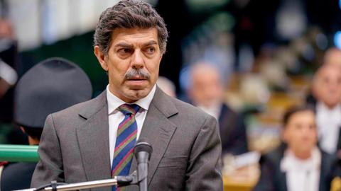 Im Still aus "Il Traditore" sitzt Pierfrancesco Favino als Zeuge im Gerichtssaal.