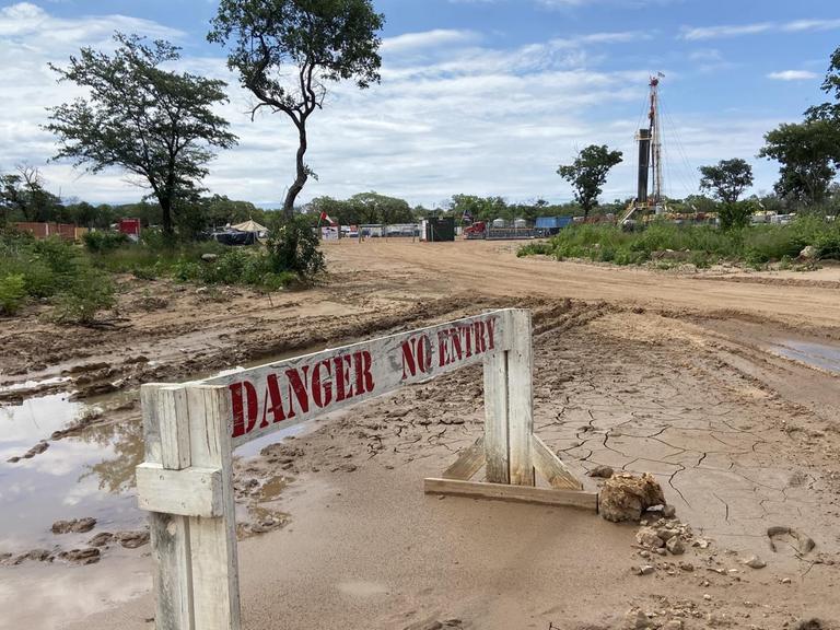 "Danger no entry" steht auf einer Barriere vor dem Bohrloch.