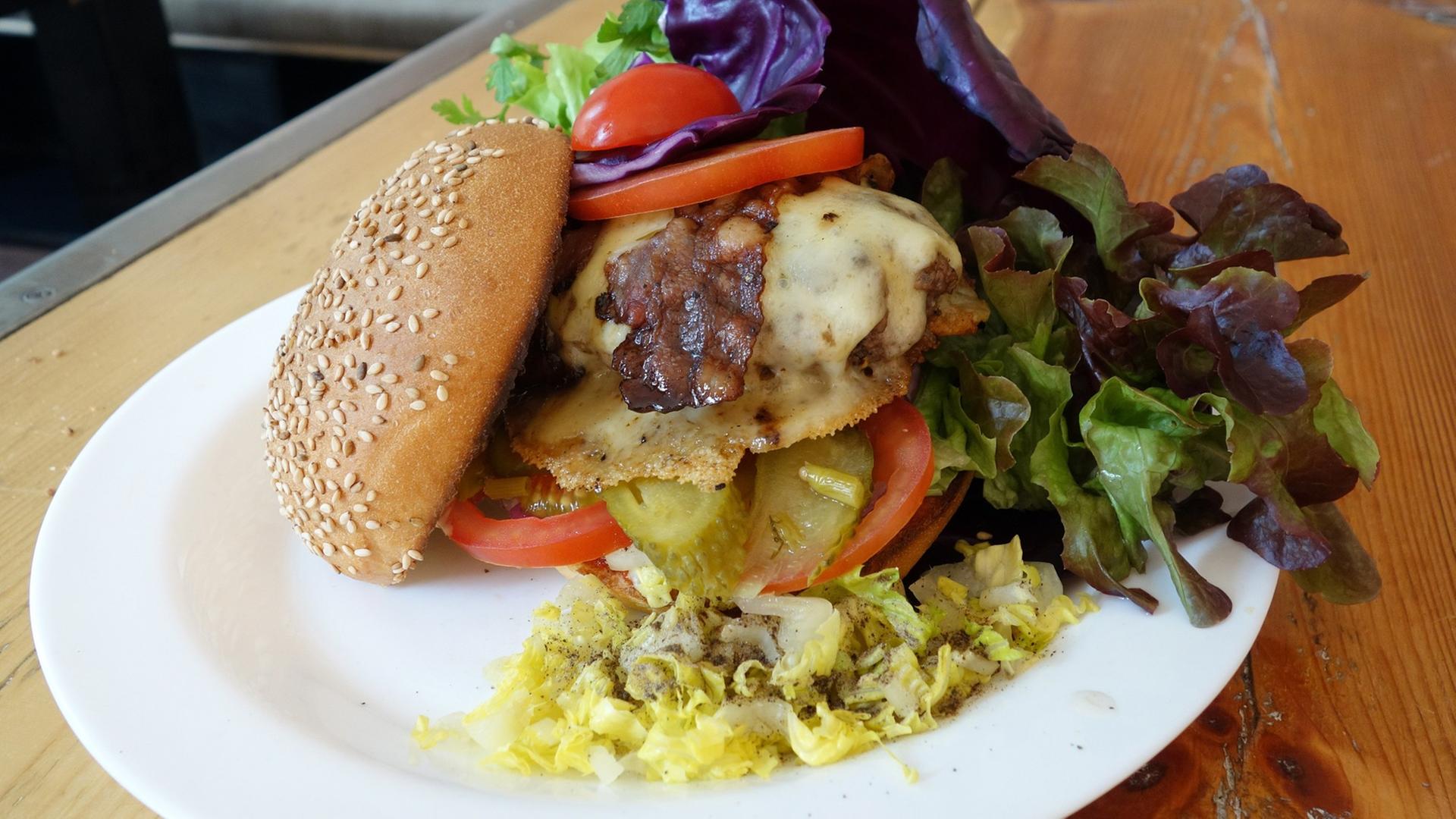 Ein Cheeseburger auf einem Teller Ein Cheeseburger auf einem Teller