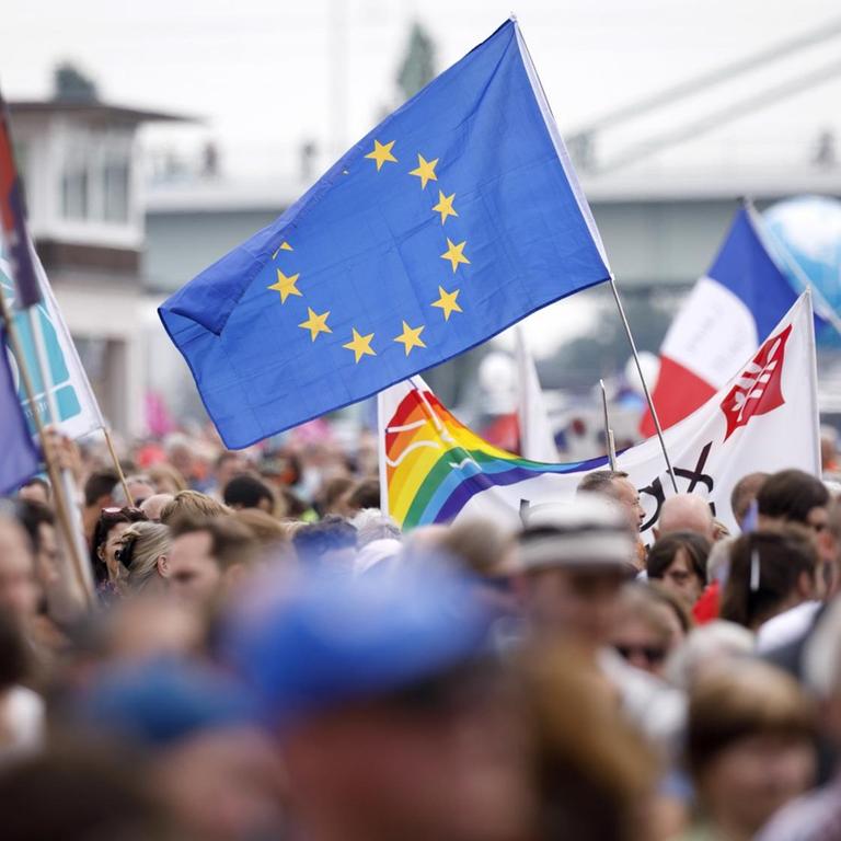 EU-Flaggen bei der Demonstration 'Ein Europa für alle - Deine Stimme gegen den Nationalismus' in Köln vor der Europawahl