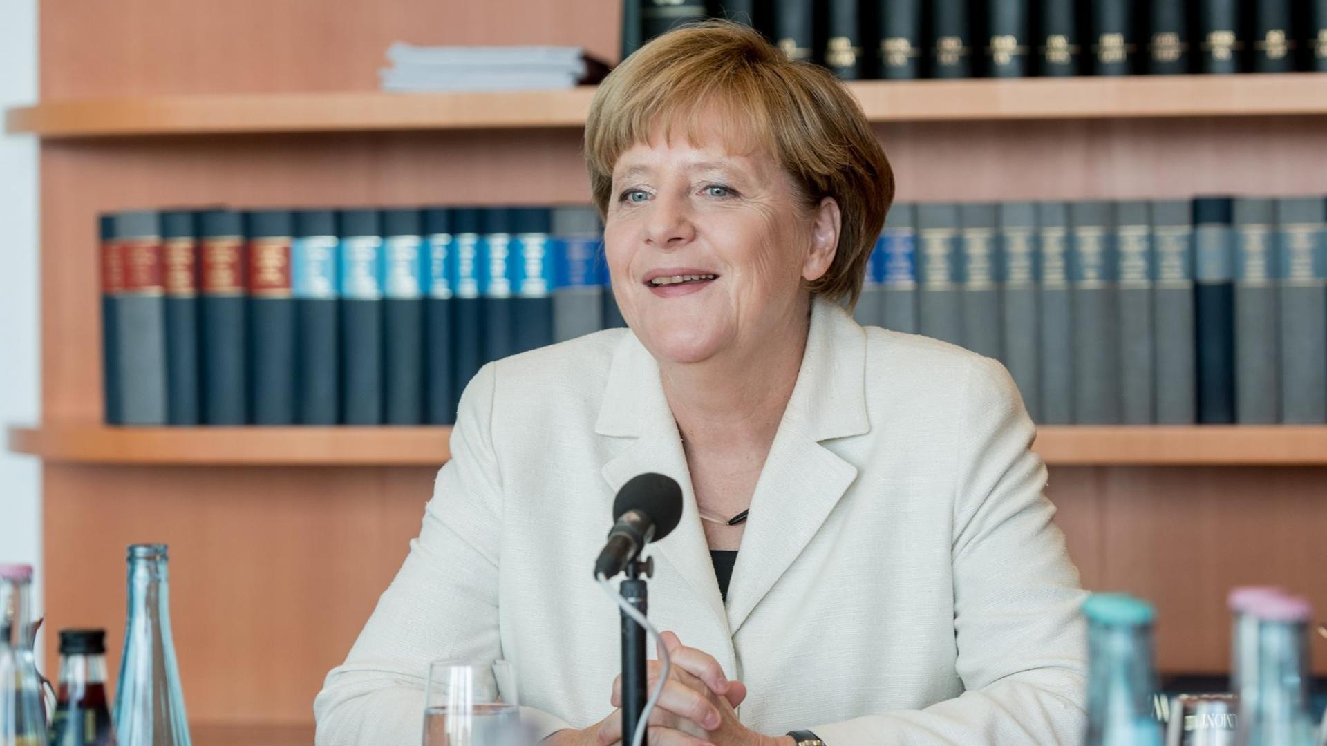 Bundeskanzlerin Angela Merkel am 3. Oktober 2015 im Kanzleramt beim Interview der Woche. Bundeskanzlerin Angela Merkel am 3. Oktober 2015 im Kanzleramt beim Interview der Woche.