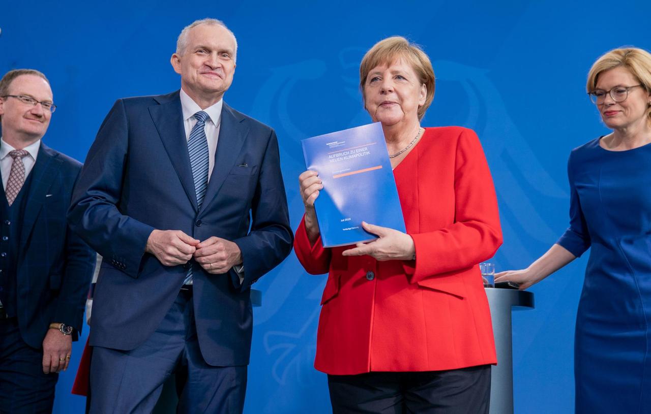 Berlin: Bundeskanzlerin Angela Merkel (CDU) steht neben dem Vorsitzenden des Sachverständigenrates Christoph M. Schmidt bei der Übergabe des Sondergutachten zum CO2-Preis in Anwesenheit von Landwirtschaftsministerin Julia Klöckner (CDU, r) und dem Mitglied des Sachverständigenrats Lars Feld. Berlin: Bundeskanzlerin Angela Merkel (CDU) steht neben dem Vorsitzenden des Sachverständigenrates Christoph M. Schmidt bei der Übergabe des Sondergutachten zum CO2-Preis in Anwesenheit von Landwirtschaftsministerin Julia Klöckner (CDU, r) und dem Mitglied des Sachverständigenrats Lars Feld.