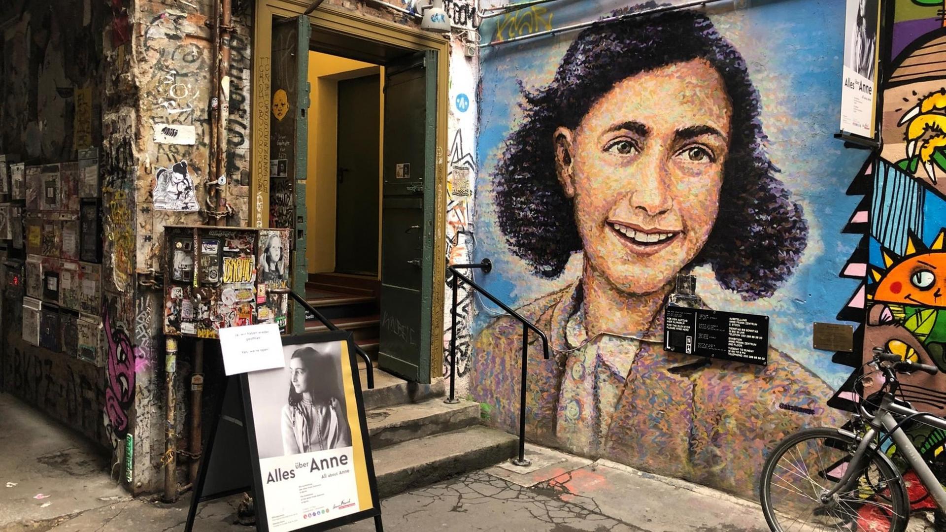 Eingang zum Anne-Frank-Zentrum in Berlin-Mitte Eingang zum Anne-Frank-Zentrum in Berlin-Mitte