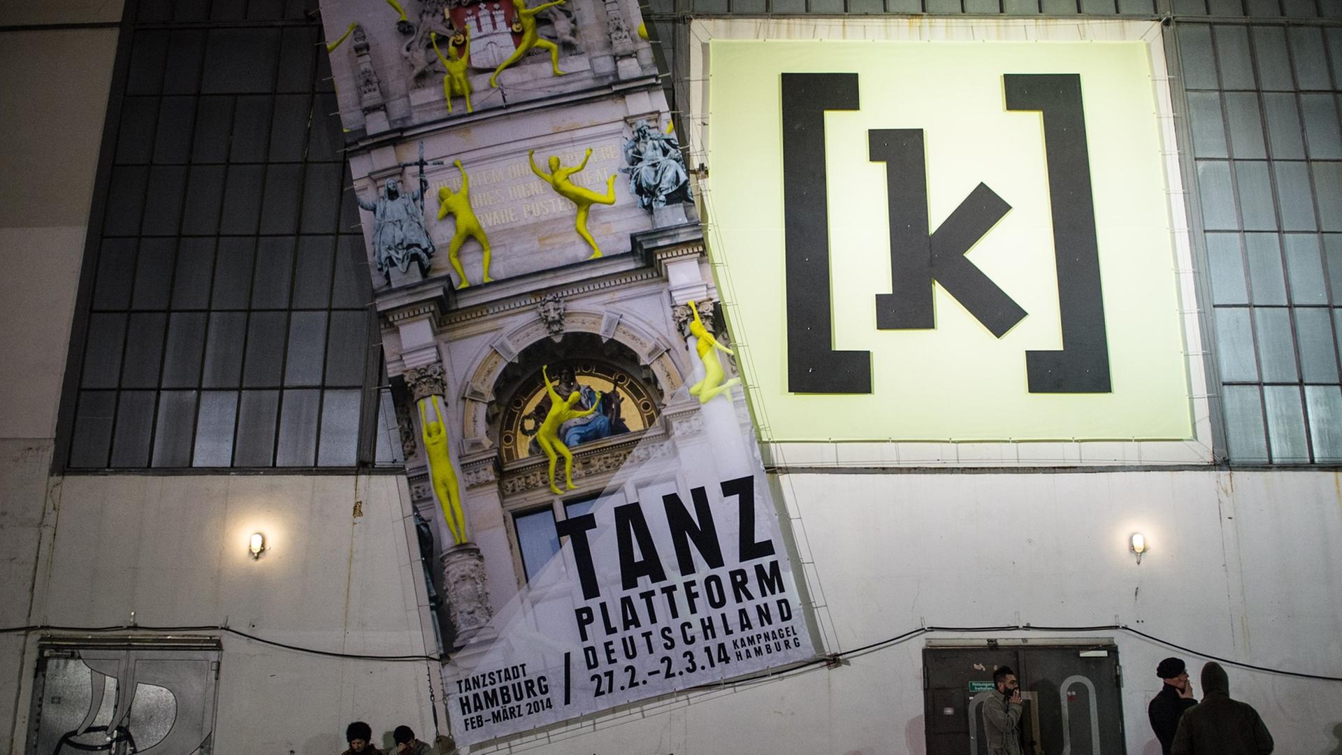 Besucher stehen am 27.02.2014 vor dem Kampnagel in Hamburg Besucher stehen am 27.02.2014 vor dem Kampnagel in Hamburg