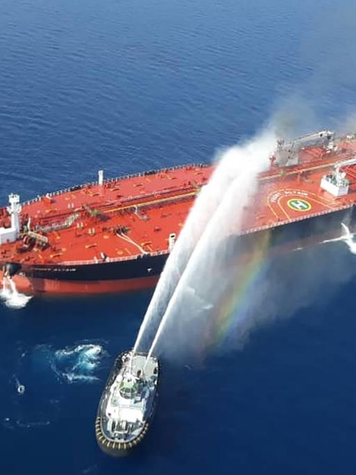 Iranisches Marineschiff bei dem Versuch, Feuer auf dem norwegischen Tankschiff Altair zu löschen, das mutmaßlich durch einen Angriff im Golf von Oman ausgelöst wurde, 13. Juni 2019
