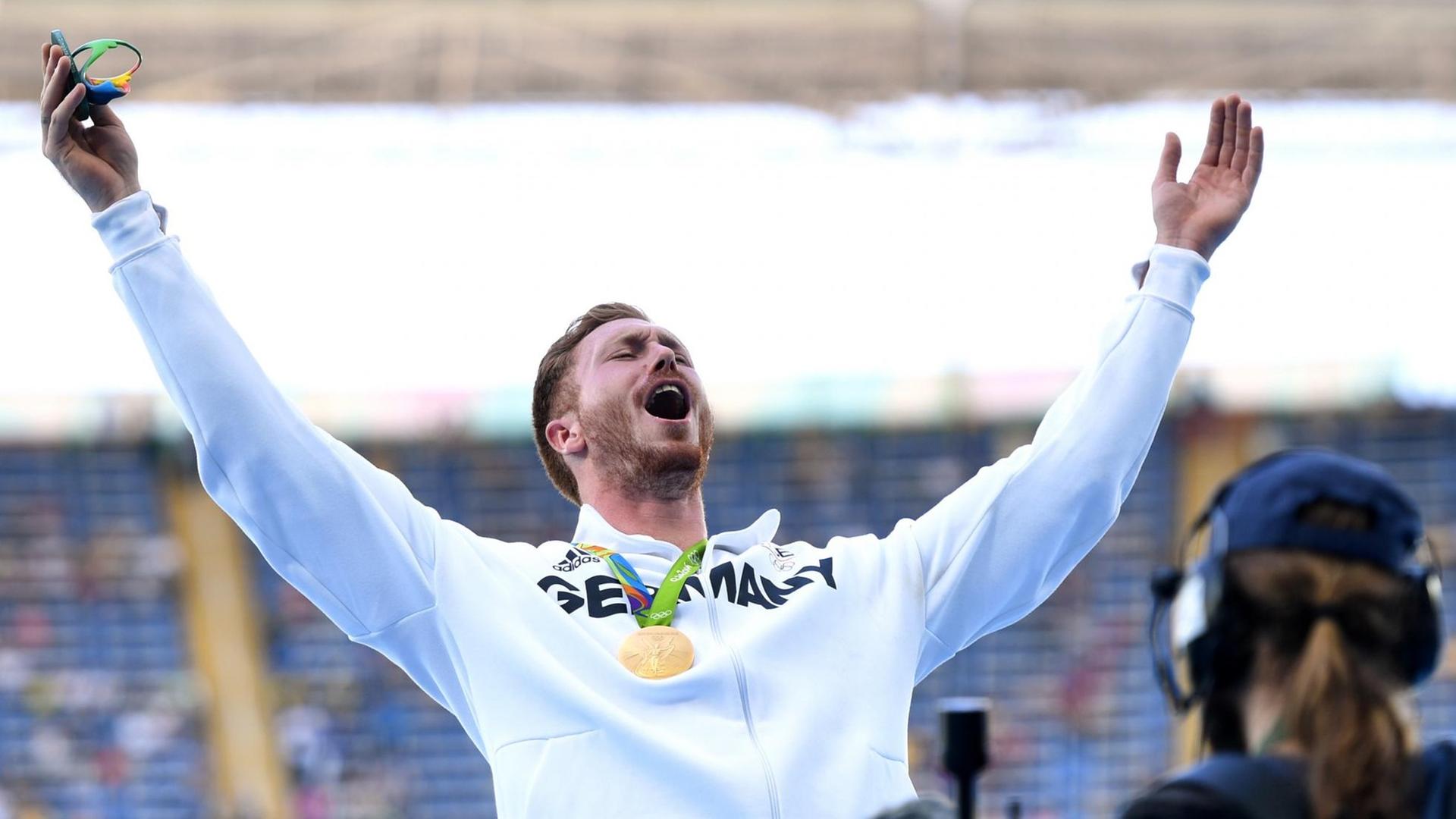 Diskuswerfer Christoph Harting in Rio bei der Verleihung der Goldmedaille. Diskuswerfer Christoph Harting in Rio bei der Verleihung der Goldmedaille.