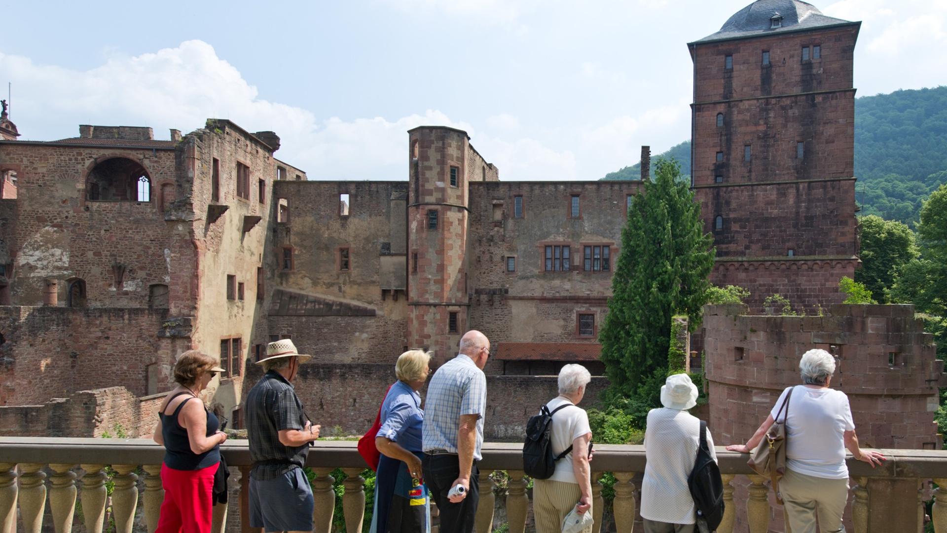 Touristen blicken auf das Heidelberger Schloss. Touristen blicken auf das Heidelberger Schloss.