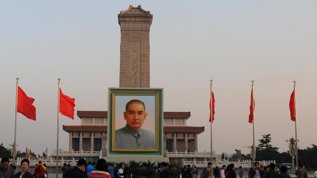 28. APRIL 2013 Gigantisches Portrait von Sun Yat-sen auf dem Platz des Himmlischen Friedens