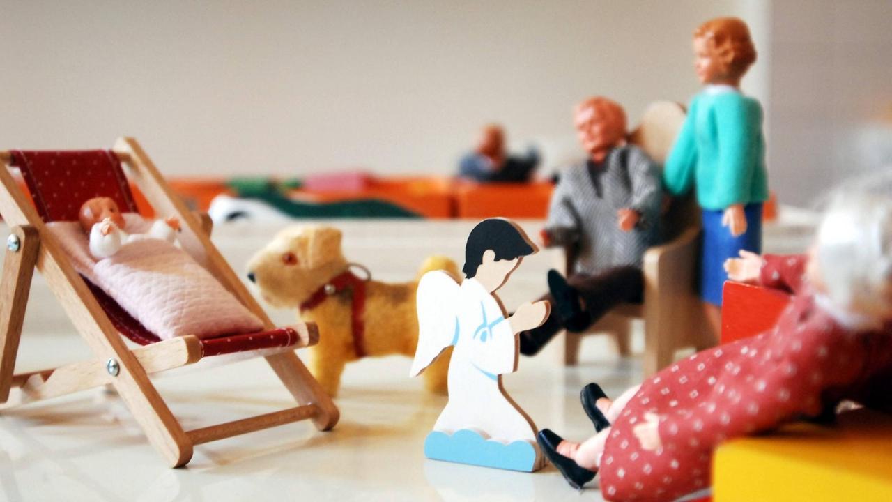 Puppen und Spielzeug in der Kinderpsychatrie im Vivantes Klinikum Neukölln.