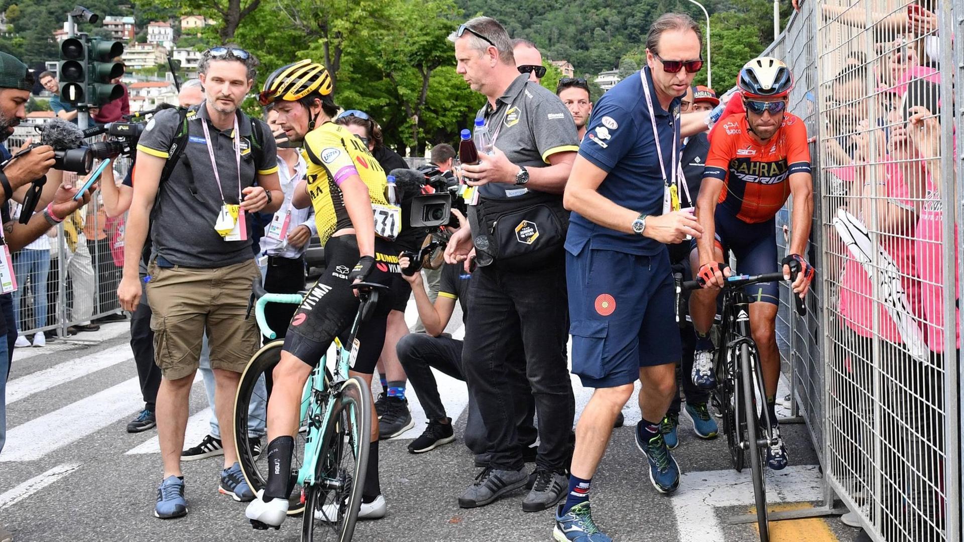 Der slowenische Radprofi Primoz Roglic steht mit seinem Rad bei der 15. Etappe des Giro d'Italia 2019 Der slowenische Radprofi Primoz Roglic steht mit seinem Rad bei der 15. Etappe des Giro d'Italia 2019