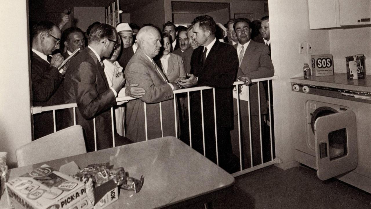 US-Vizepräsident Richard Nixon spricht im Juli 1959 auf einer Industriemesse in Moskau mit dem sowjetischen Parteichef Nikita Chruschtschow. US-Vizepräsident Richard Nixon spricht im Juli 1959 auf einer Industriemesse in Moskau mit dem sowjetischen Parteichef Nikita Chruschtschow.