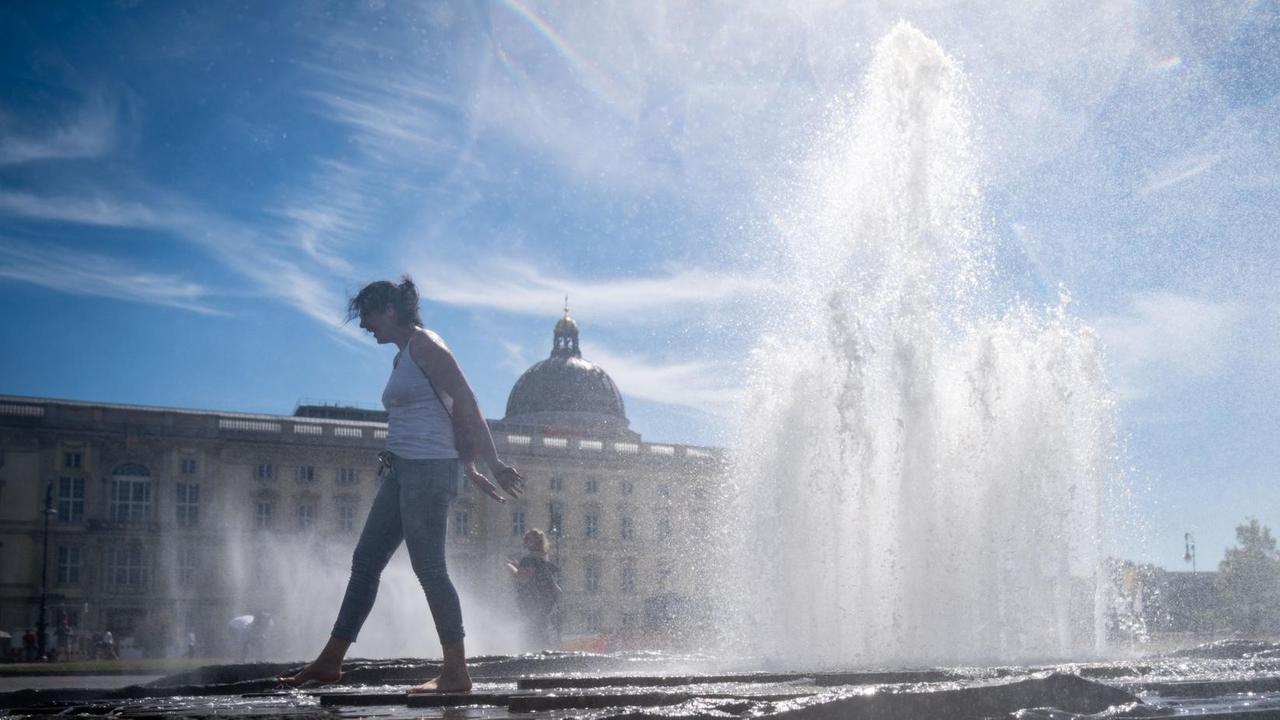 Berlin: Eine Passantin erfrischt sich im Brunnen im Lustgarten bei hohen Temperaturen. Berlin: Eine Passantin erfrischt sich im Brunnen im Lustgarten bei hohen Temperaturen.