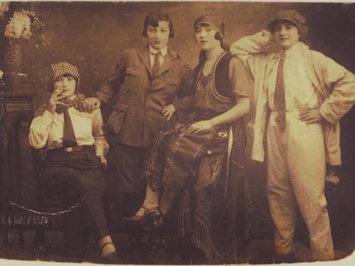 Spannende, teils unbekannte Geschichten von Frauen und der Frauenbewegung aufzubereiten und auffindbar zu machen, ist ein wichtiges Ziel des DDF und der i.d.a.-Einrichtungen, Symbolbild DDF, anonymes Gruppenbild, um 1920