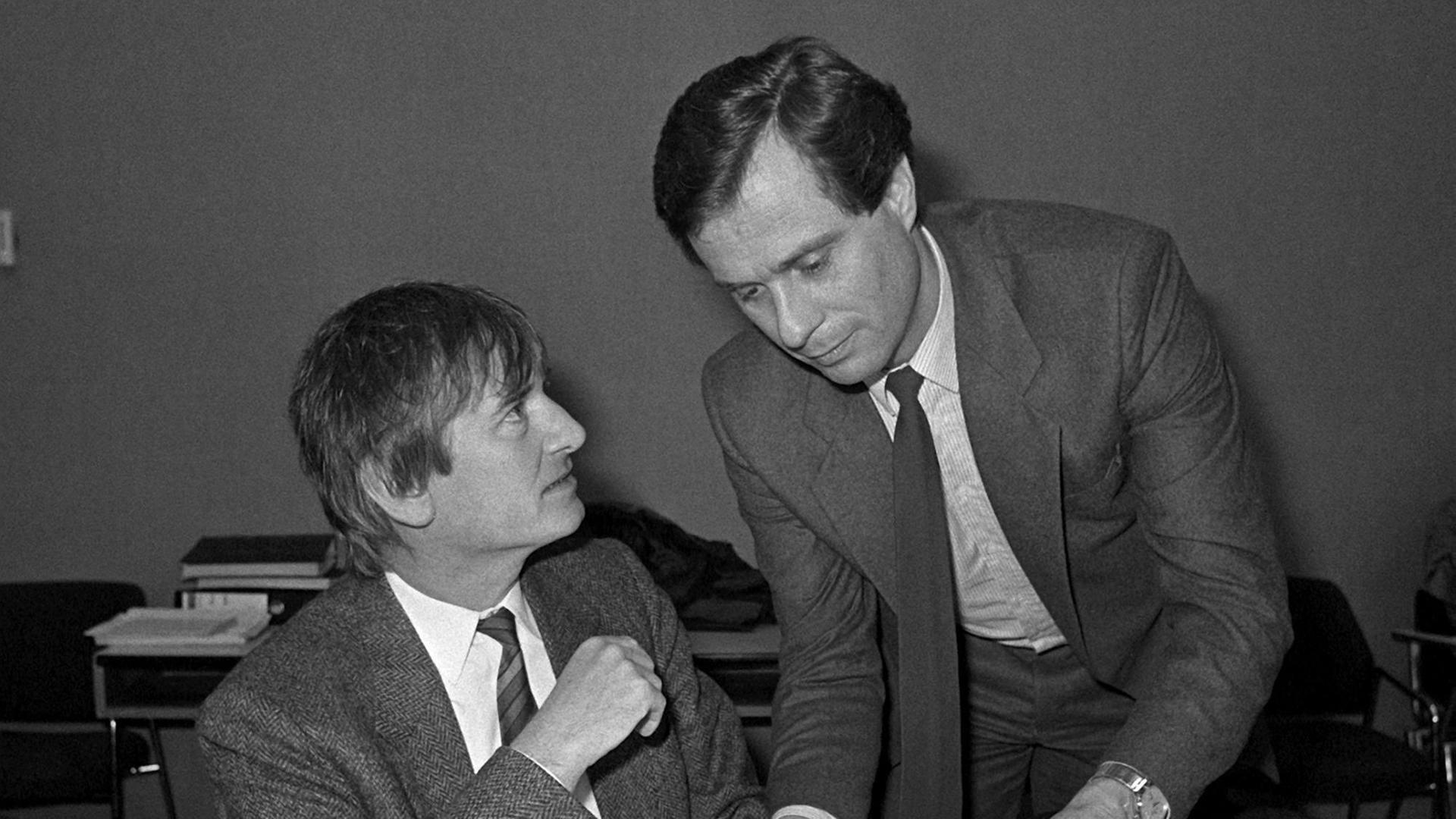 Die Ausschussmitglieder Otto Schily (l, damals Grüne) und Dieter Spöri (r, SPD) vor der Fortführung der Beweisaufnahme im Untersuchungsausschuss zur Flick-Affäre am 19. Januar 1984 in Bonn. Der Bundestagsausschuss sollte ermitteln, ob die umstrittene Steuerbefreiung in Höhe von mehreren Millionen Mark für den Flick-Konzern mit der Zahlung von Schmiergeldern an Parteien in Zusammenhang steht. Die Ausschussmitglieder Otto Schily (l, damals Grüne) und Dieter Spöri (r, SPD) vor der Fortführung der Beweisaufnahme im Untersuchungsausschuss zur Flick-Affäre am 19. Januar 1984 in Bonn. Der Bundestagsausschuss sollte ermitteln, ob die umstrittene Steuerbefreiung in Höhe von mehreren Millionen Mark für den Flick-Konzern mit der Zahlung von Schmiergeldern an Parteien in Zusammenhang steht.