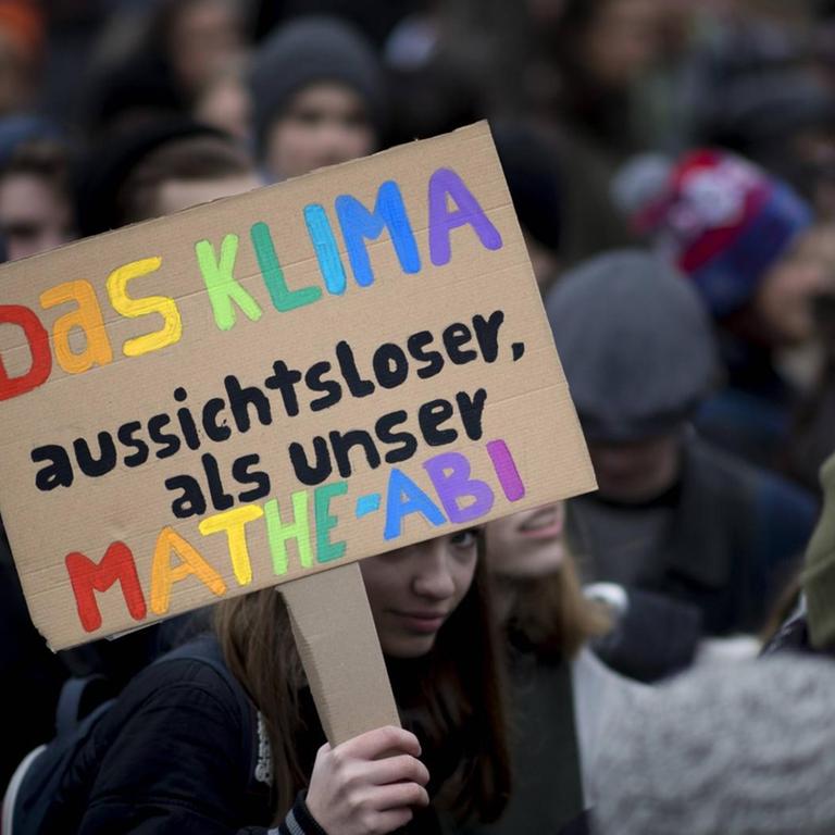 Demonstranten mit einem farbenfrohen Schild auf dem steht: "Das Klima aussichtsloser als unser Mathe-Abi". Gesehen auf der Demonstration von Schülerinnen und Schüler unter dem Motto FridaysForFuture beim Schulstreik für einen Ausstieg aus der Kohlepolitik. Demonstranten mit einem farbenfrohen Schild auf dem steht: "Das Klima aussichtsloser als unser Mathe-Abi". Gesehen auf der Demonstration von Schülerinnen und Schüler unter dem Motto FridaysForFuture beim Schulstreik für einen Ausstieg aus der Kohlepolitik.