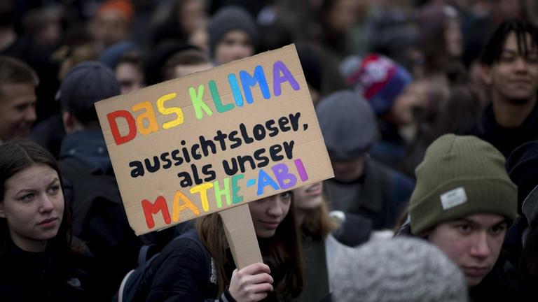 Demonstranten mit einem farbenfrohen Schild auf dem steht: "Das Klima aussichtsloser als unser Mathe-Abi". Gesehen auf der Demonstration von Schülerinnen und Schüler unter dem Motto FridaysForFuture beim Schulstreik für einen Ausstieg aus der Kohlepolitik. Demonstranten mit einem farbenfrohen Schild auf dem steht: "Das Klima aussichtsloser als unser Mathe-Abi". Gesehen auf der Demonstration von Schülerinnen und Schüler unter dem Motto FridaysForFuture beim Schulstreik für einen Ausstieg aus der Kohlepolitik.