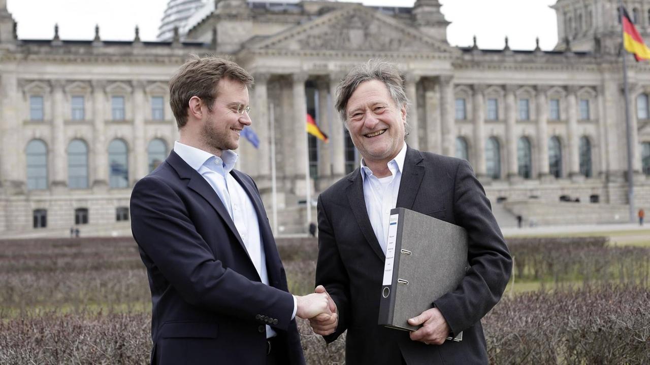 16.03.2017, Berlin, Deutschland - Pressetermin zur ersten Einzelklage gegen Audi mit myRight Beteiligung vor dem Reichstag in Berlin. myRight ist ein Onlineportal, bei dem sich VW-Dieselgate-Geschädigte registrieren können und das sich nach eigenen Angaben für betroffene Kunden im VW-Abgasskandal einsetzt. 16.03.2017, Berlin, Deutschland - Pressetermin zur ersten Einzelklage gegen Audi mit myRight Beteiligung vor dem Reichstag in Berlin. myRight ist ein Onlineportal, bei dem sich VW-Dieselgate-Geschädigte registrieren können und das sich nach eigenen Angaben für betroffene Kunden im VW-Abgasskandal einsetzt.