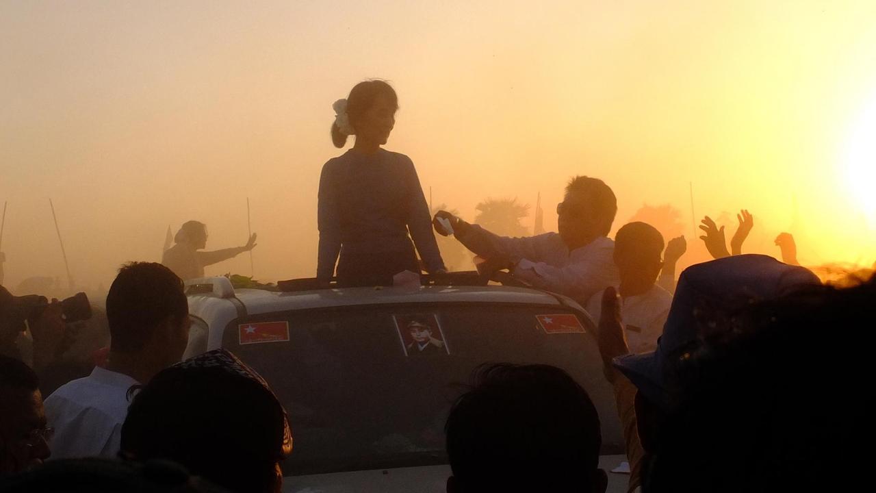 Aung San Suu Kyi im Wahlkampf im Jahr 2012 Aung San Suu Kyi im Wahlkampf im Jahr 2012
