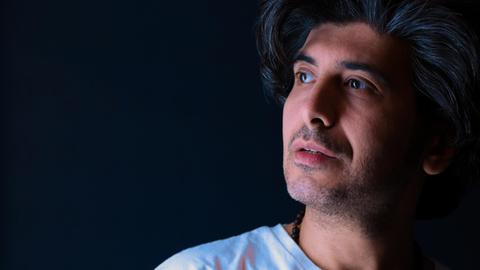 Der iranische Sänger Arya Aramnejad