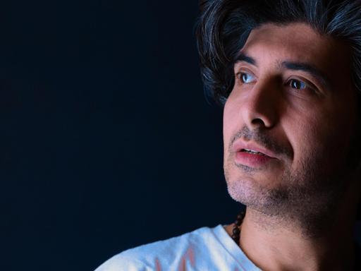 Der iranische Sänger Arya Aramnejad