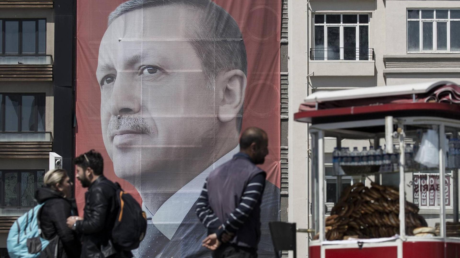 Der Taksim-Platz in Istanbul - im Hintergrund ein Bild von Präsident Recep Tayyip Erdogan. Der Taksim-Platz in Istanbul - im Hintergrund ein Bild von Präsident Recep Tayyip Erdogan.