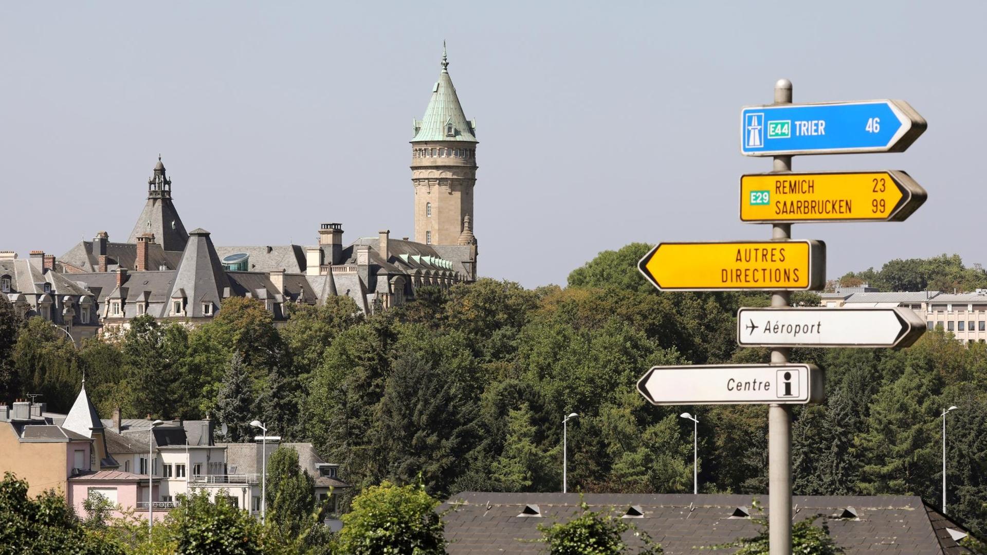 Blick auf die Altstadt von Luxemburg. Im Vordergrund rechts Straßenschilder, die in verschiedene Richtungen weisen - aufgenommen im August 2017