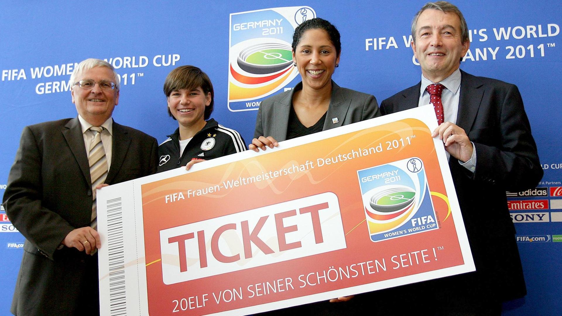 DFB-Präsident Theo Zwanziger , Nationalspielerin Ariane Hingst, OK-Präsidentin Steffi Jones und DFB-Generalsekretär Wolfgang Niersbach halten in Frankfurt am Main nach einer Pressekonferenz zum Ticketverkauf für die FIFA Frauenweltmeisterschaft 2011 in Deutschland einer überdemensionales Ticket in den Händen. DFB-Präsident Theo Zwanziger , Nationalspielerin Ariane Hingst, OK-Präsidentin Steffi Jones und DFB-Generalsekretär Wolfgang Niersbach halten in Frankfurt am Main nach einer Pressekonferenz zum Ticketverkauf für die FIFA Frauenweltmeisterschaft 2011 in Deutschland einer überdemensionales Ticket in den Händen.