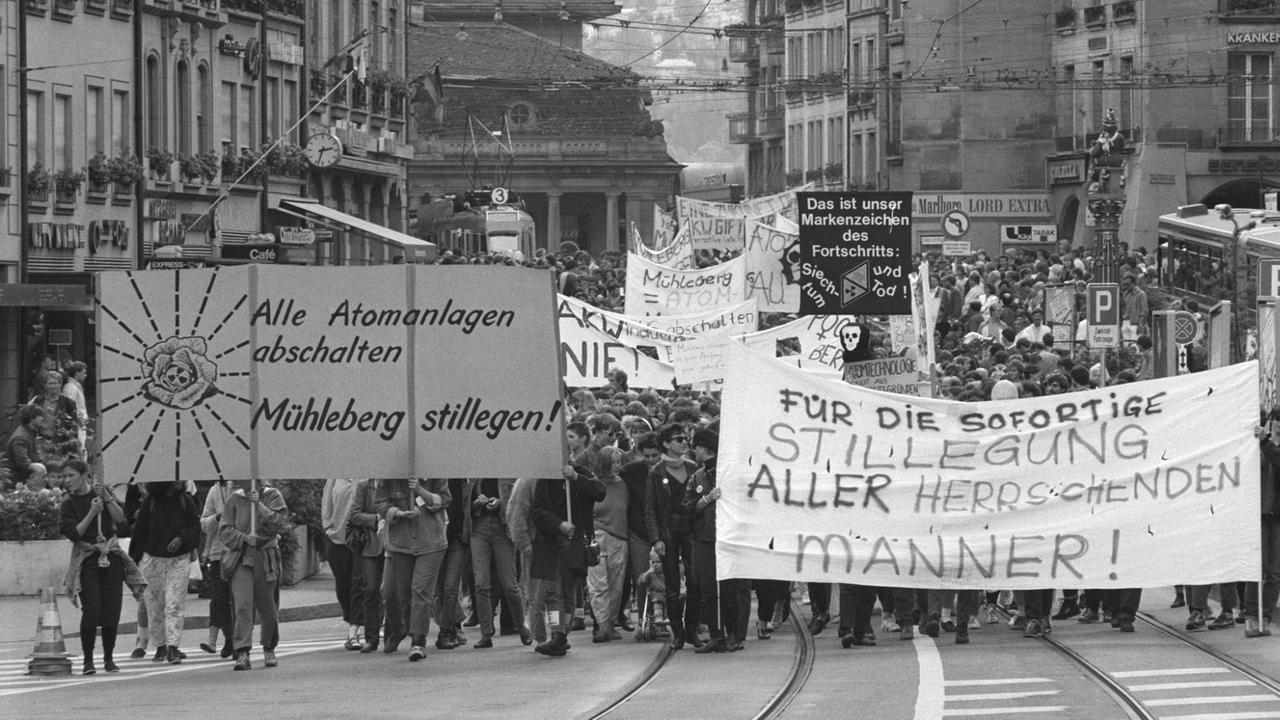 Demonstranten ziehen mit Transparenten durch die Straße und protestieren gegen Atomkraft. Demonstranten ziehen mit Transparenten durch die Straße und protestieren gegen Atomkraft.