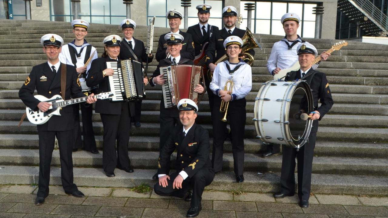 Gruppenbild der Band mit dem Chorleiter Unolf Ganzer. Gruppenbild der Band mit dem Chorleiter Unolf Ganzer.