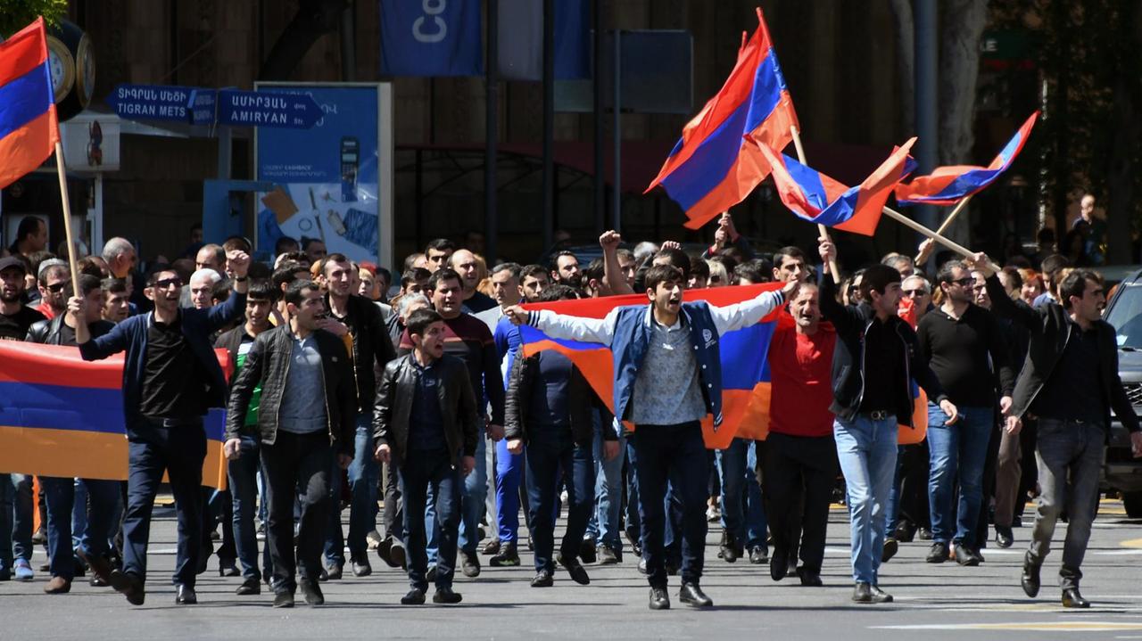 Das Foto zeigt Anhänger der armenischen Opposition auf einer Kundgebung in der Hauptstadt Eriwan. Das Foto zeigt Anhänger der armenischen Opposition auf einer Kundgebung in der Hauptstadt Eriwan.