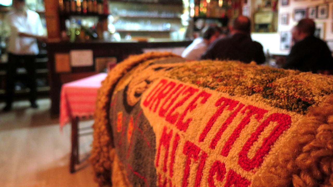 Das Cafe Korcagin in der serbischen Hauptstadt Belgrad ist vollgestopft mit Alltagsgegenständen aus jugoslawischen Zeiten. Das Cafe Korcagin in der serbischen Hauptstadt Belgrad ist vollgestopft mit Alltagsgegenständen aus jugoslawischen Zeiten.