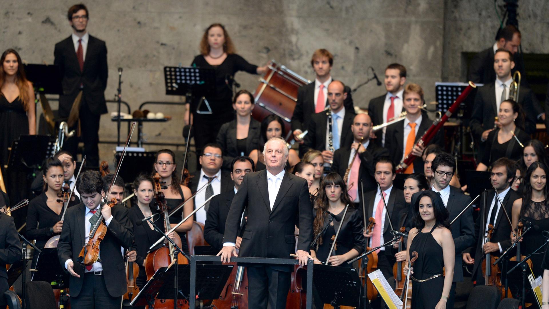 Dirigent Daniel Barenboim und sein West-Eastern Divan Orchestra beim Konzert in der Berliner Waldbühne am 25.8.2013. Dirigent Daniel Barenboim und sein West-Eastern Divan Orchestra beim Konzert in der Berliner Waldbühne am 25.8.2013.