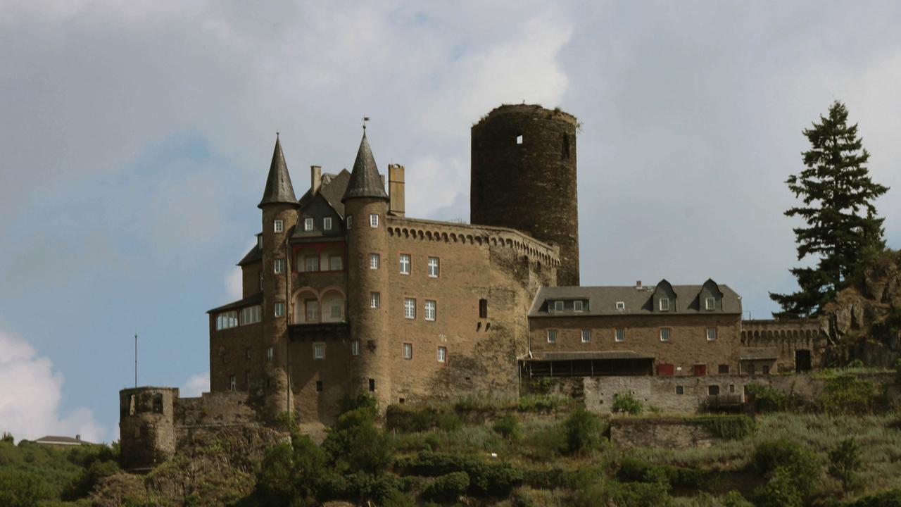 Die Burg Katz ist eine der mächtigen erhaltenen Burgen am Mittelrhein und ein Touristenmagnet, leider nur von außen zu bestaunen, da Privatbesitz. Aufnahme vom 01.07.2014