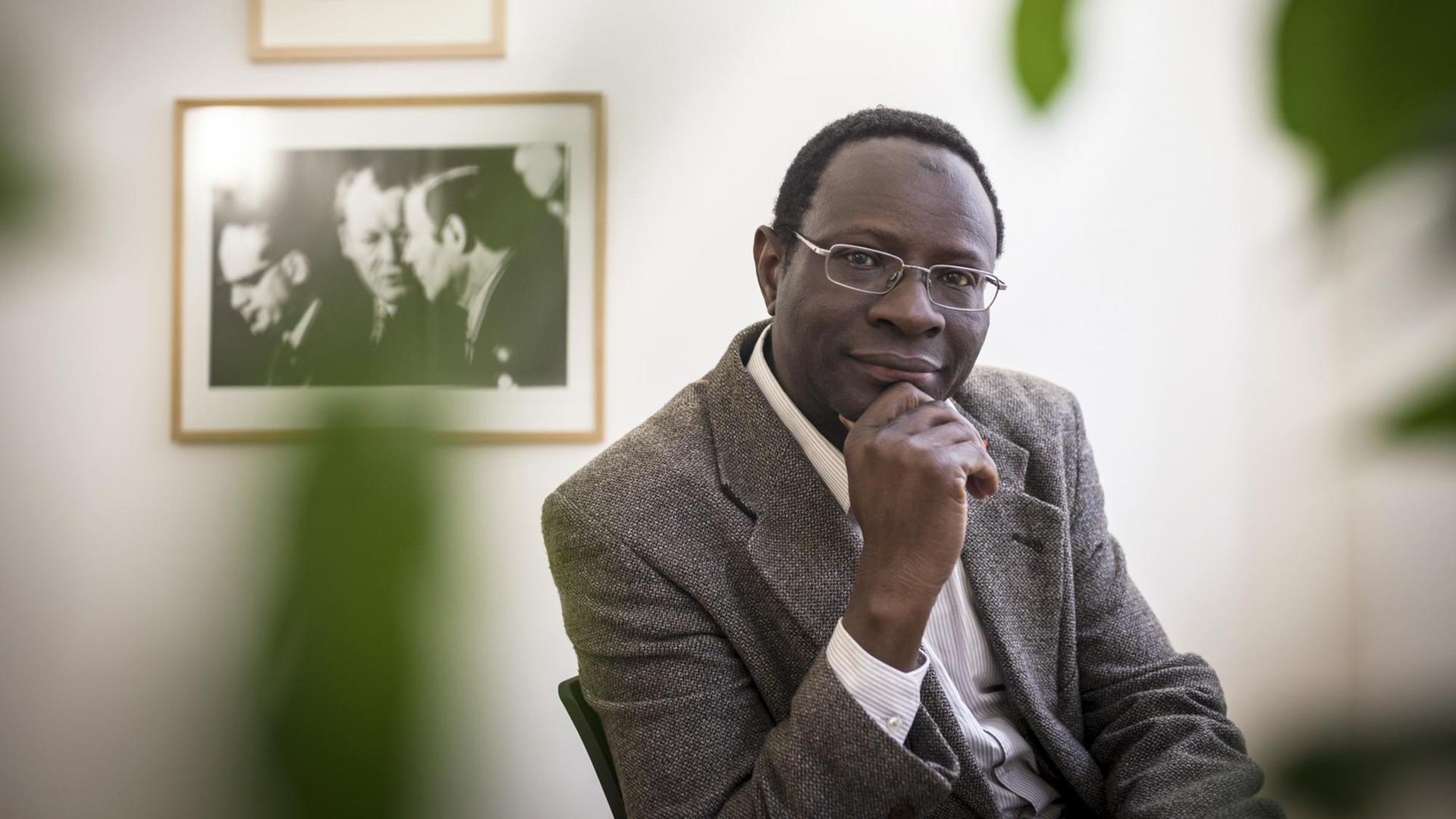 Karamba Diaby im SPD-Büro in Halle (Saale). Karamba Diaby im SPD-Büro in Halle (Saale).