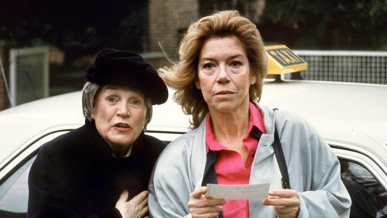 Filmszene aus der Folge "Hochzeitsnacht im Sarg": Adelheid Möbius (Evelyn Hamann, r.) und Oma (Gisela May, l.) stehen vor einem Taxi.
