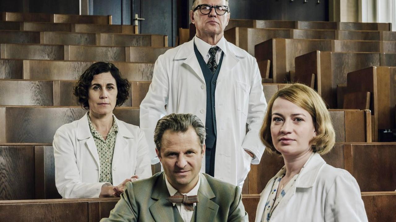 Die Fortsetzung der ARD-Serie "Charité" spielt 1961, im Jahr des Mauerbaus. In den Hauptrollen v.l.n.r. : Kinderärztin Ingeborg Rapoport (Nina Kunzendorf), Serologe Prof. Otto Prokop (Philipp Hochmair), Gynäkologe Prof. Helmut Kraatz (Uwe Ochsenknecht) und die junge Ärztin Dr. Ella Wendt (Nina Gummich). Die Fortsetzung der ARD-Serie "Charité" spielt 1961, im Jahr des Mauerbaus. In den Hauptrollen v.l.n.r. : Kinderärztin Ingeborg Rapoport (Nina Kunzendorf), Serologe Prof. Otto Prokop (Philipp Hochmair), Gynäkologe Prof. Helmut Kraatz (Uwe Ochsenknecht) und die junge Ärztin Dr. Ella Wendt (Nina Gummich).